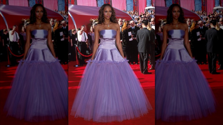 Tyra Banks at the 2000 Oscars red carpet
