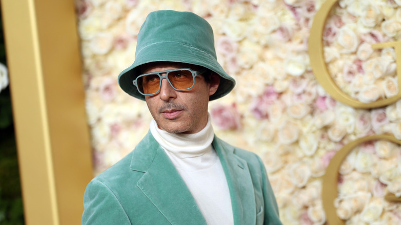 Jeremy Strong wearing green velvet bucket hat at Golden Globes red carpet
