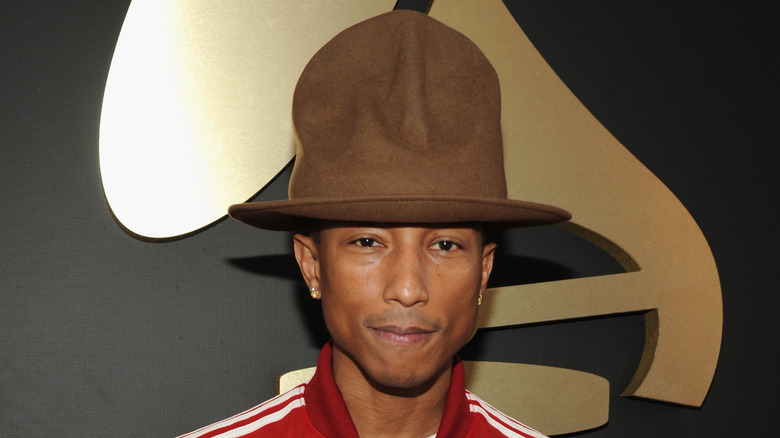 Pharrell Williams wearing large brown hat at Grammy red carpet