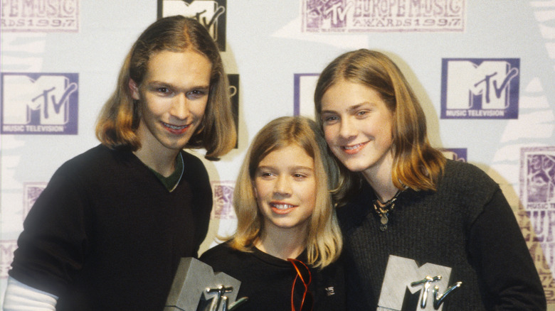 The Hanson brothers posing at an MTV event