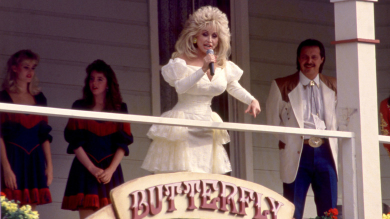 Dolly Parton singing at Dollywood