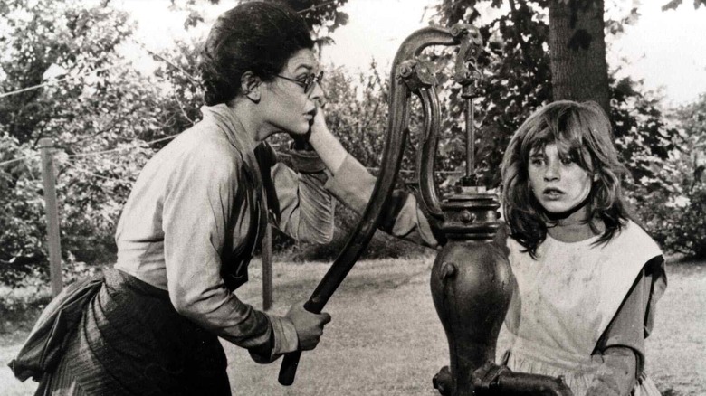 Anne Bancroft and Patty Duke near a pump in "The Miracle Worker"