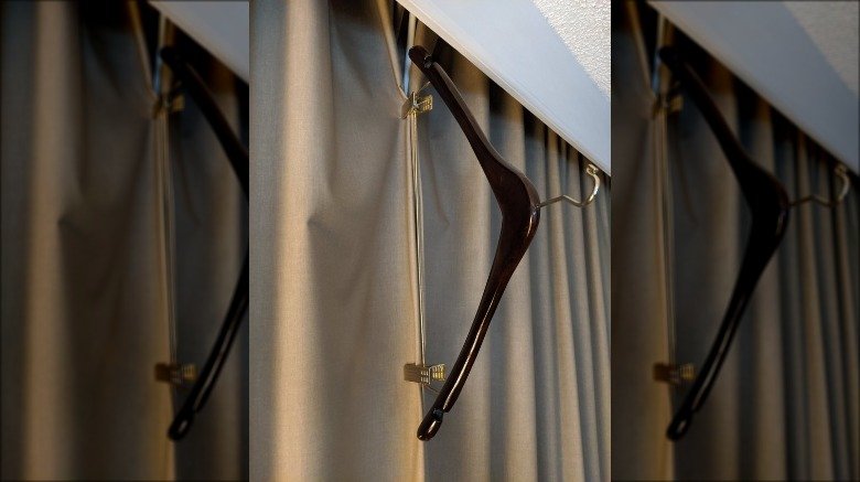 Hanger closing curtains shut