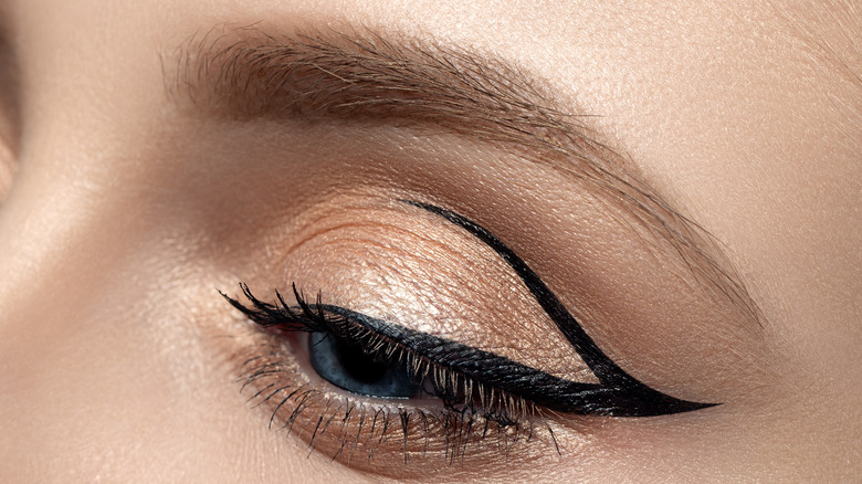 Graphic eyeliner detail