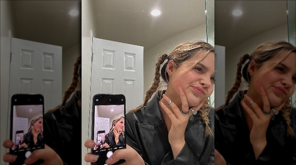 Annie LeBlanc takes a selfie 