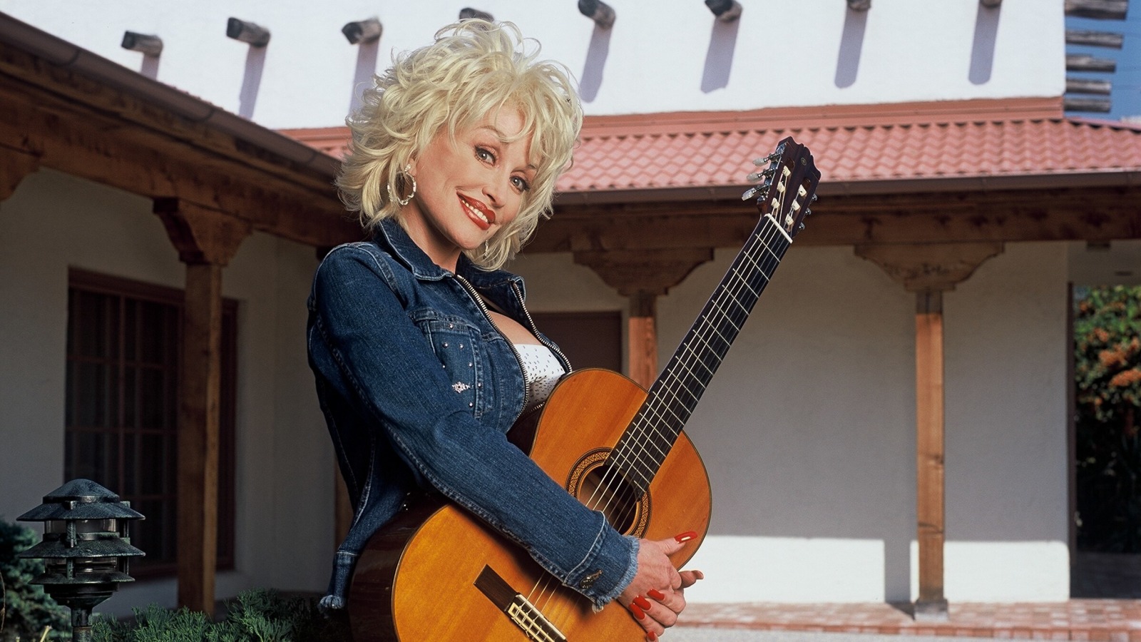 This Is How Many Instruments Dolly Parton Can Play