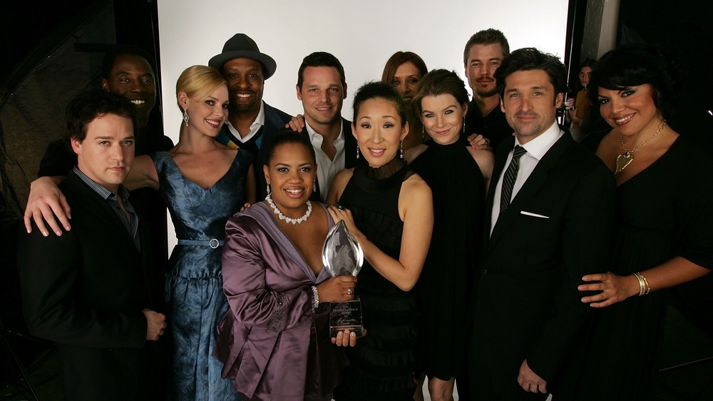 Cast of Grey's Anatomy pose together