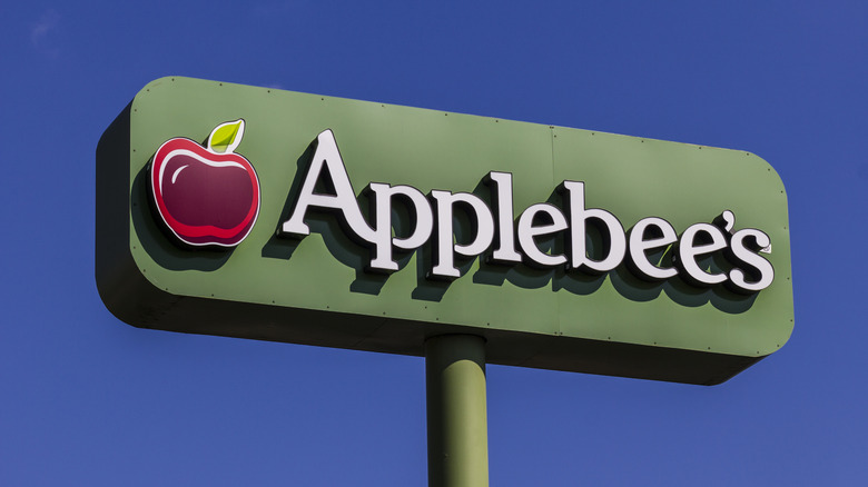 Applebee's restaurant sign