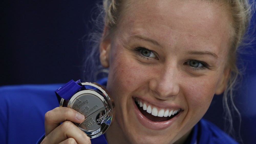 Jessica Long holding her medal