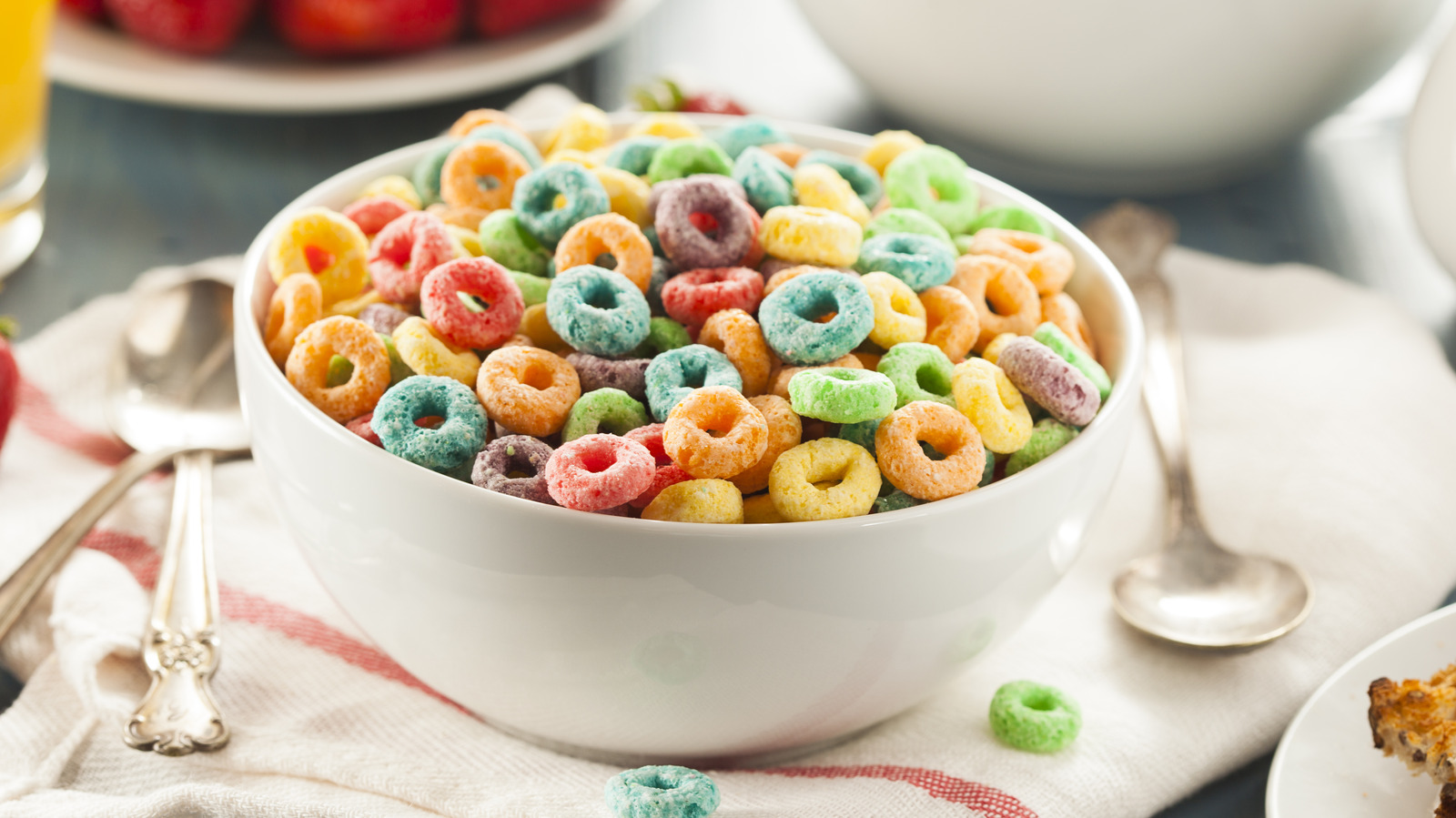 This Divided Milk and Cereal Cup Lets You Eat Breakfast While On