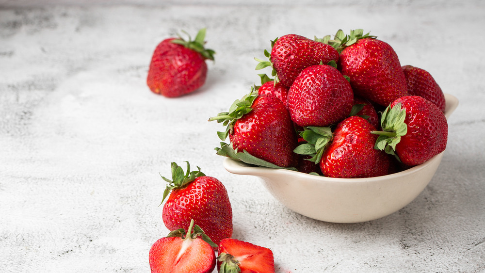 Fresh strawberries in a bowl