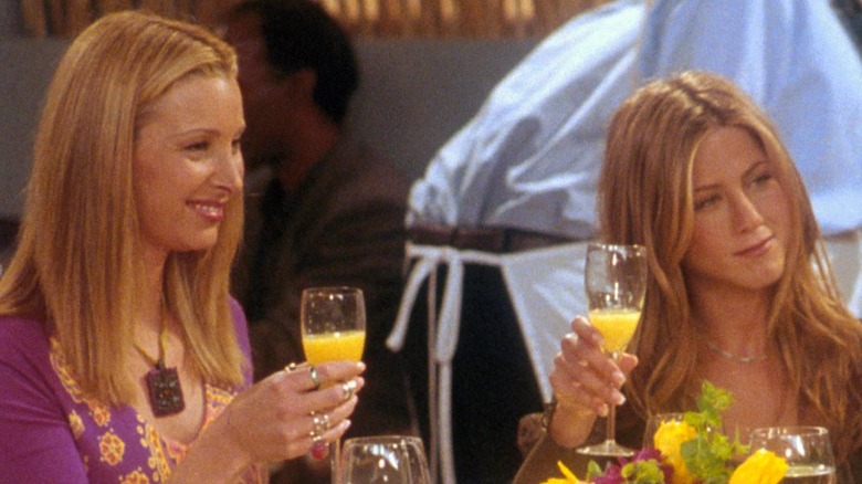 Lisa Kudrow and Jennifer Aniston during an episode of "FRIENDS"