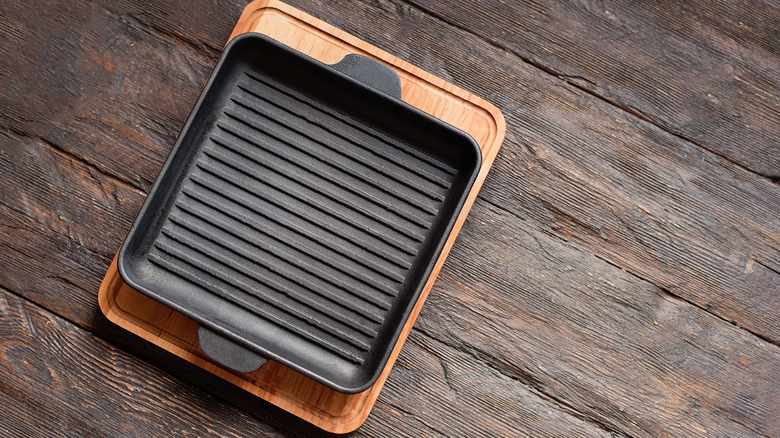 Clean cast iron pan