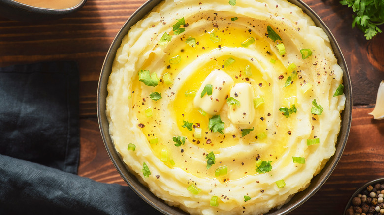 A bowl of creamy mashed potatoes