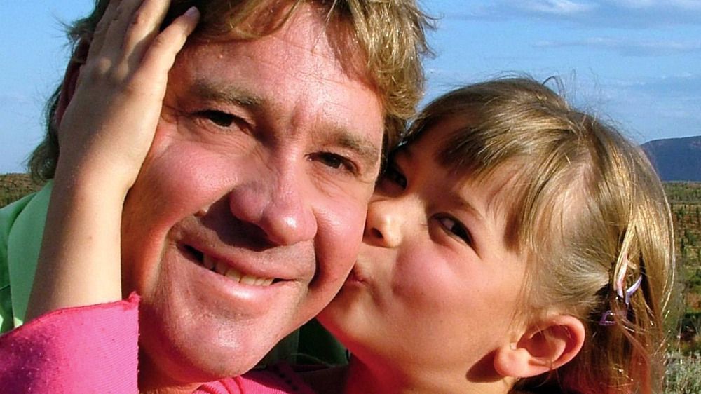 Young Bindi Irwin kissing her dad Steve Irwin