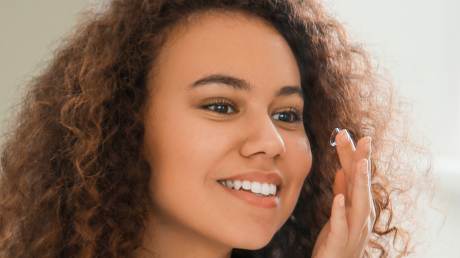 Throw Your Contacts Away Immediately If You Notice This