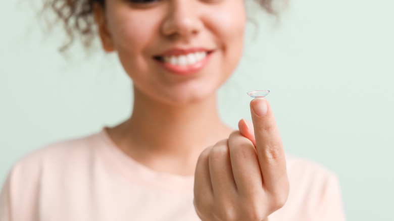 Holding a contact lens
