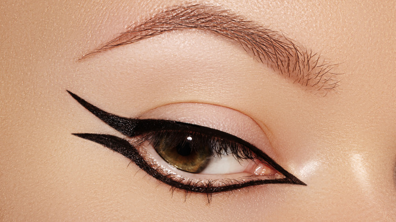Cat eye eyeliner
