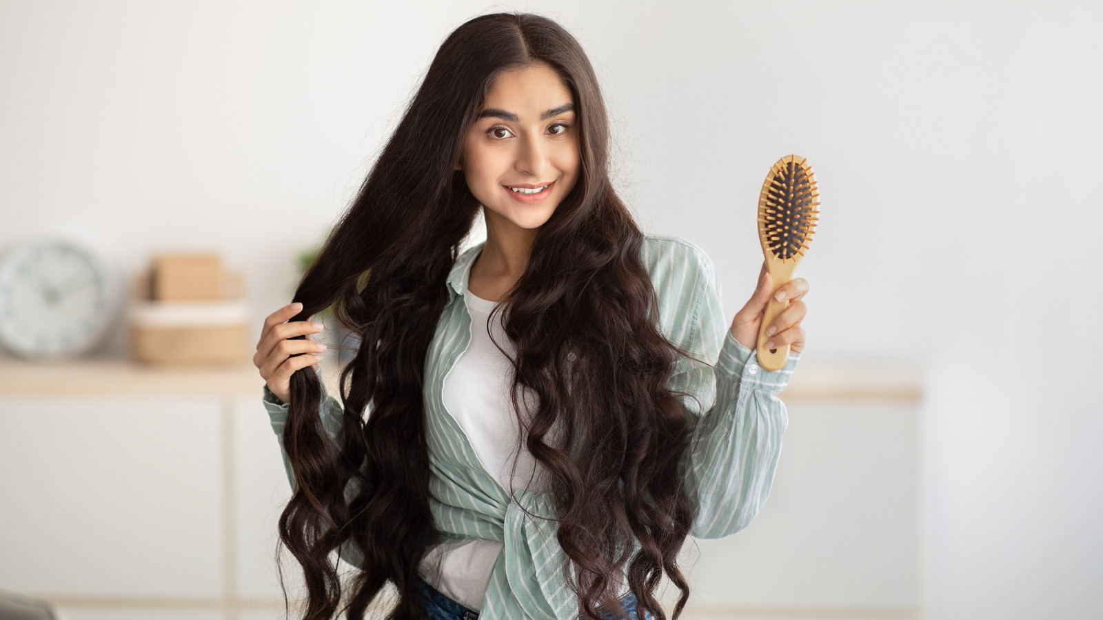 Throw Your Hair Brush Away Immediately If You Notice This