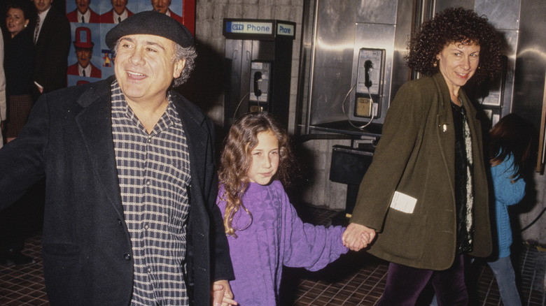 Danny Devito and Rhea Perlman walking with their two daughters in 1992