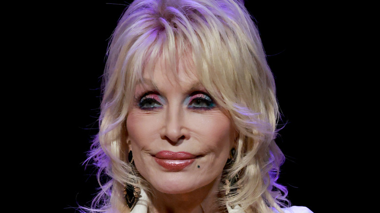 Throwback Pics Of Dolly Parton's Lips Before They Were Pumped With Filler Are Jaw-Dropping
