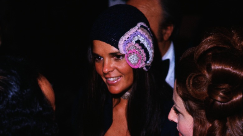 Ali MacGraw speaking to other attendees at the 1971 Oscars ceremony