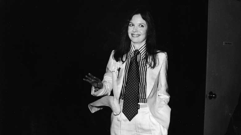 Diane Keaton smiling backstage at the 1976 Academy Awards