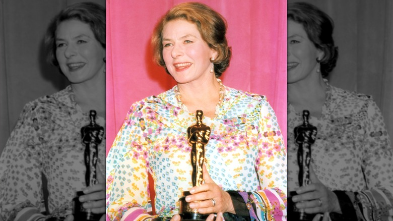 Ingrid Bergman holding her Oscars statuette at the 1975 Academy Awards