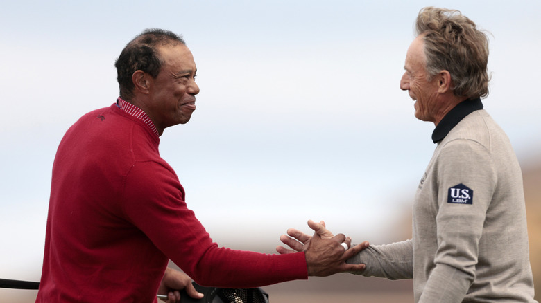 Bernhard Langer and Tiger Woods shake hands