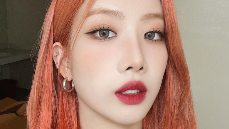 Selfie of Kim Lip wearing blurry lip trend