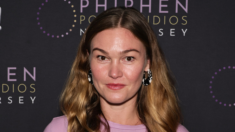 Julia Stiles in a pink top without makeup on