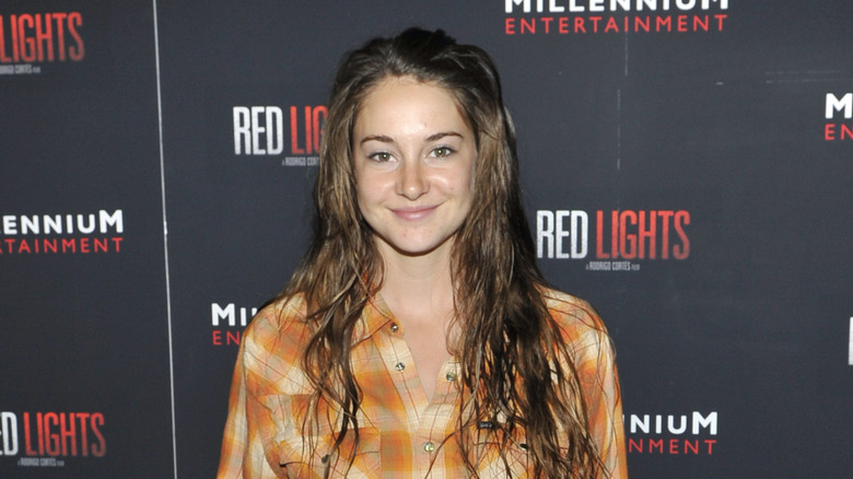 Shailene Woodley without makeup in a plaid shirt