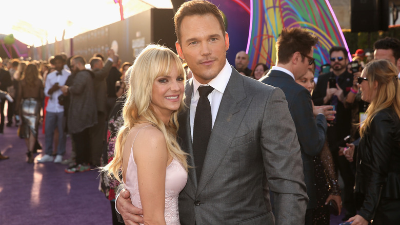 A smiling Anna Faris standing next to Chris Pratt