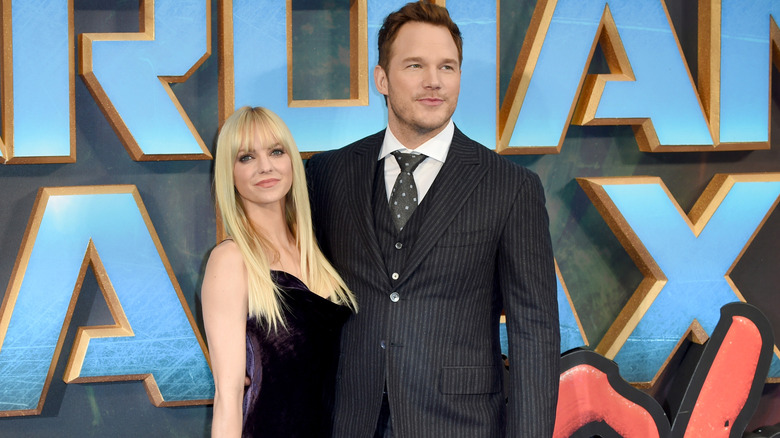 Anna Faris and Chris Pratt posing on the red carpet together