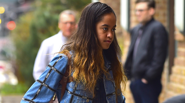 Malia Obama wears casual clothing with her hair loose