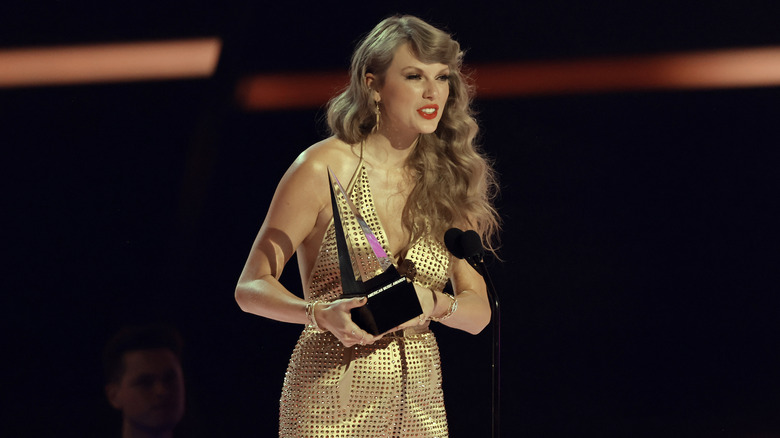 Taylor Swift accepting an award at the 2022 American Music Awards