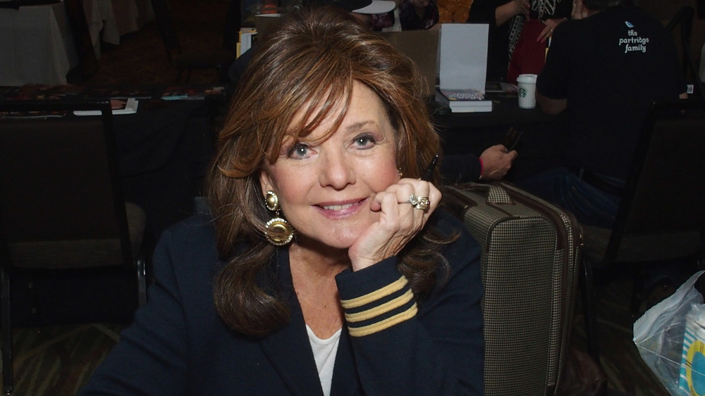 Dawn Wells signing autographs