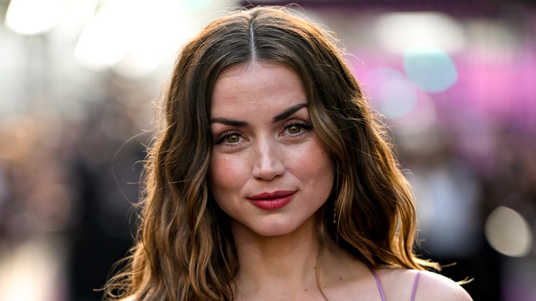 Ana de Armas smiling in a light purple dress at the 'Ballerine' premiere.