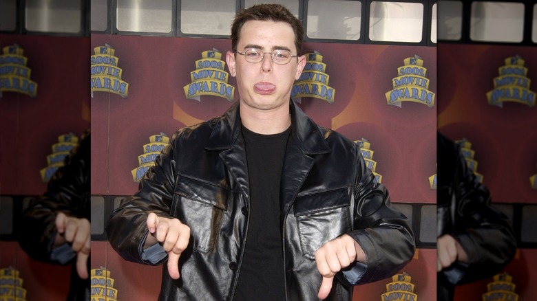 Colin Hanks making a face and pointing both thumbs down at the MTV Awards