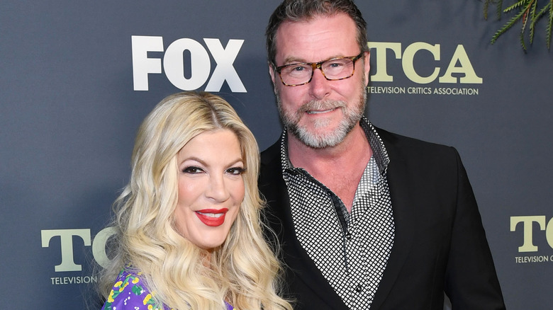 Tori Spelling and Dean McDermott posing 