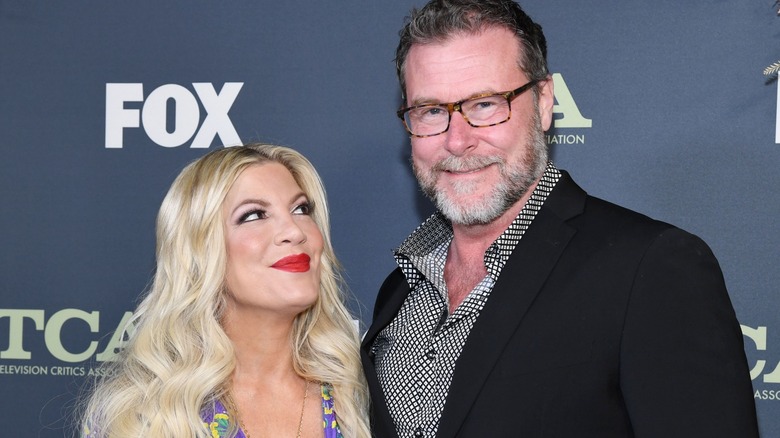 Tori Spelling and Dean McDermott smiling