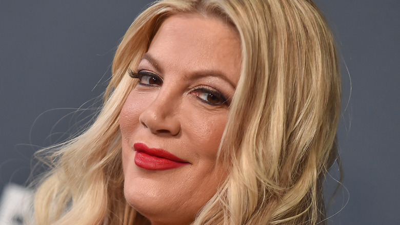 Close up of actress Tori Spelling 