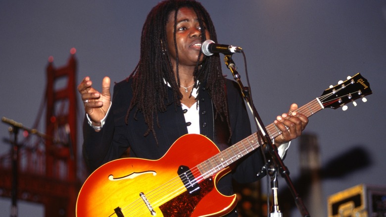 Tracy Chapman performing in 1997