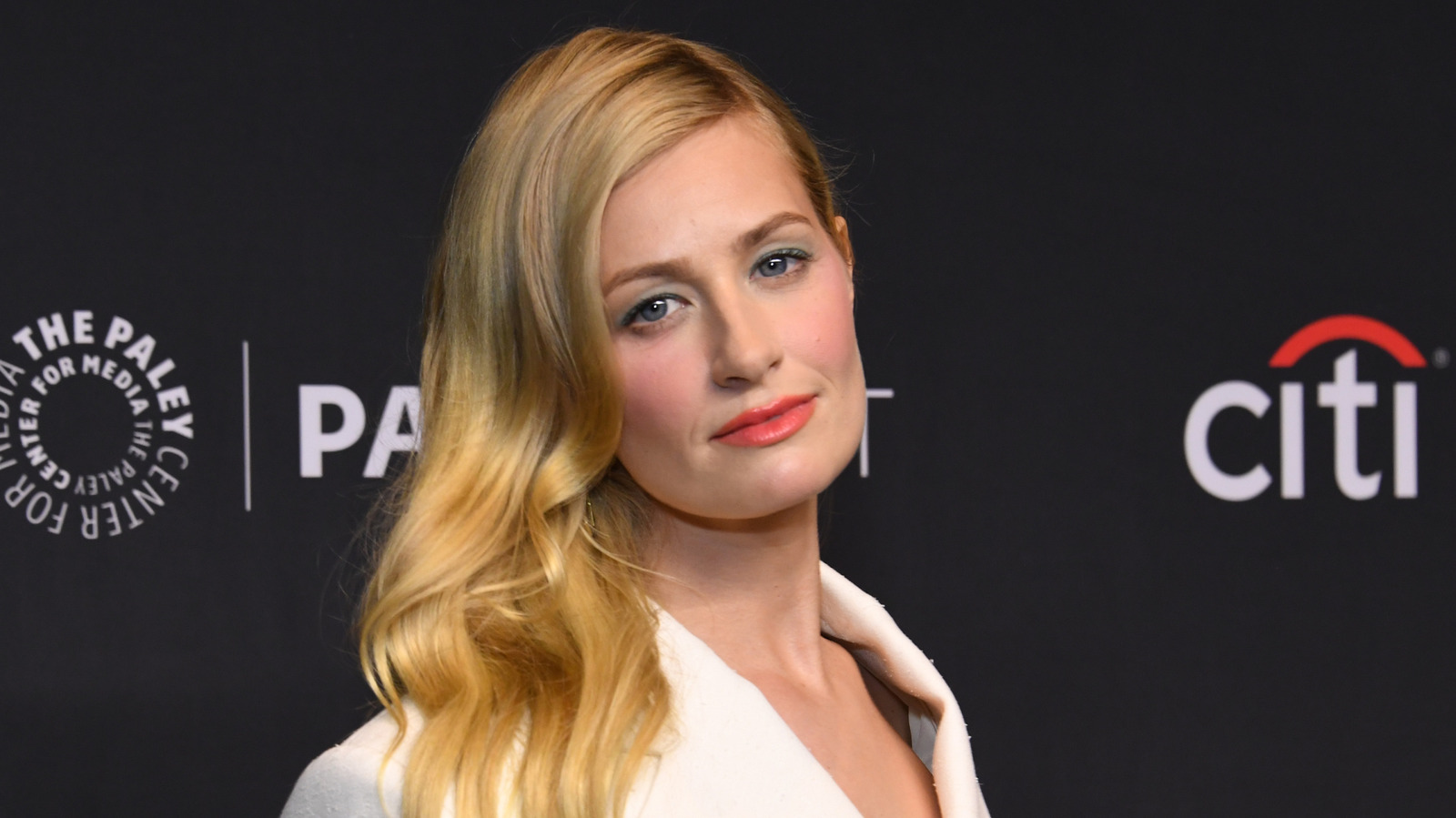 <a href="https://www.thelist.com/1777435/2-broke-girls-star-beth-behrs-tragic-details/" target="_blank">Tragic Details About 2 Broke Girls Star Beth Behrs</a>