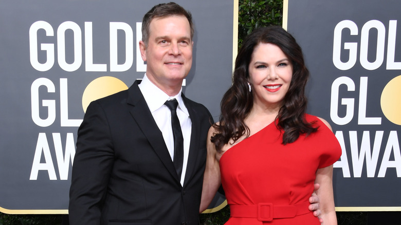 Peter Krause posing with his arm around Lauren Graham