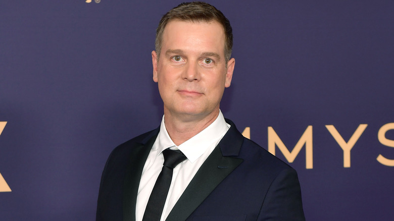 Peter Krause posing at an event while wearing a suit