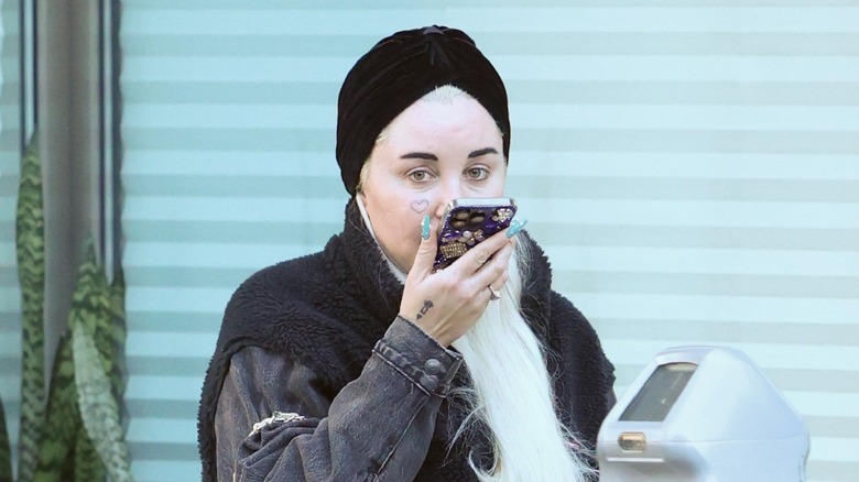 Amanda Bynes talking into phone