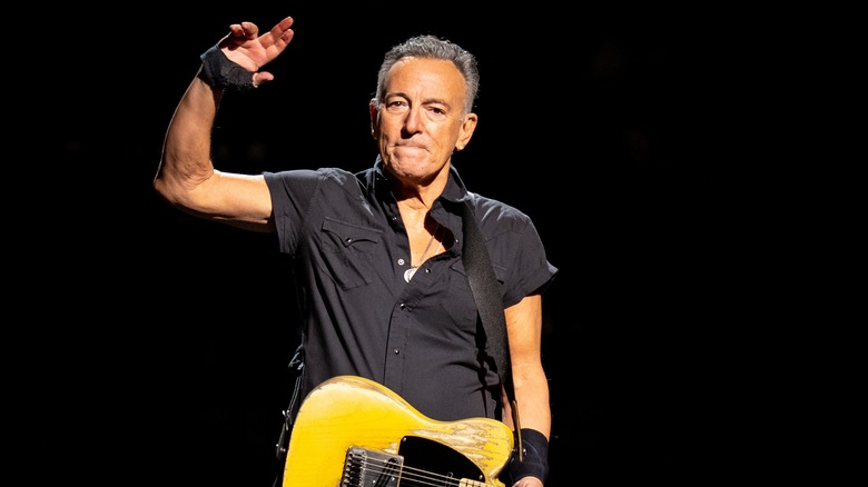 Bruce Springsteen waving