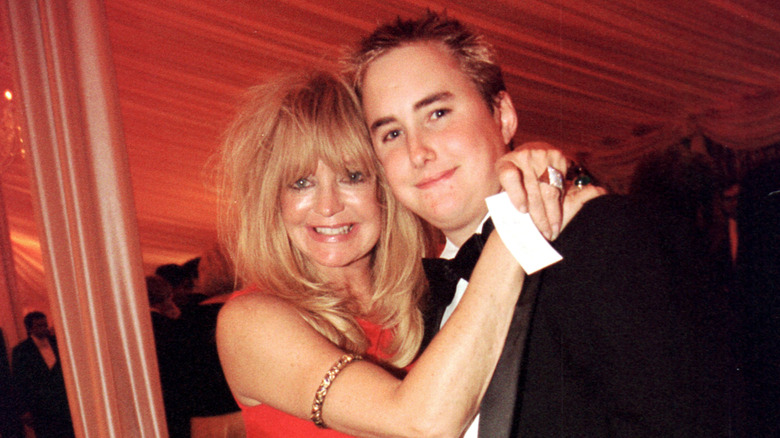 Goldie Hawn embracing Boston Russell at White House Dinner in 2000