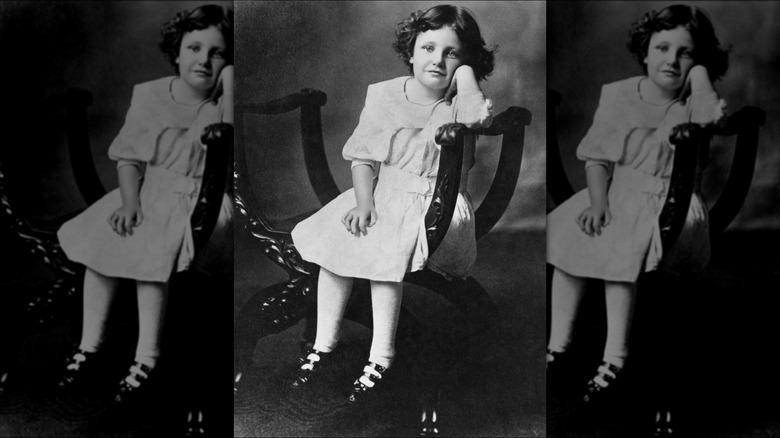 Joan Crawford at age 6 posing
